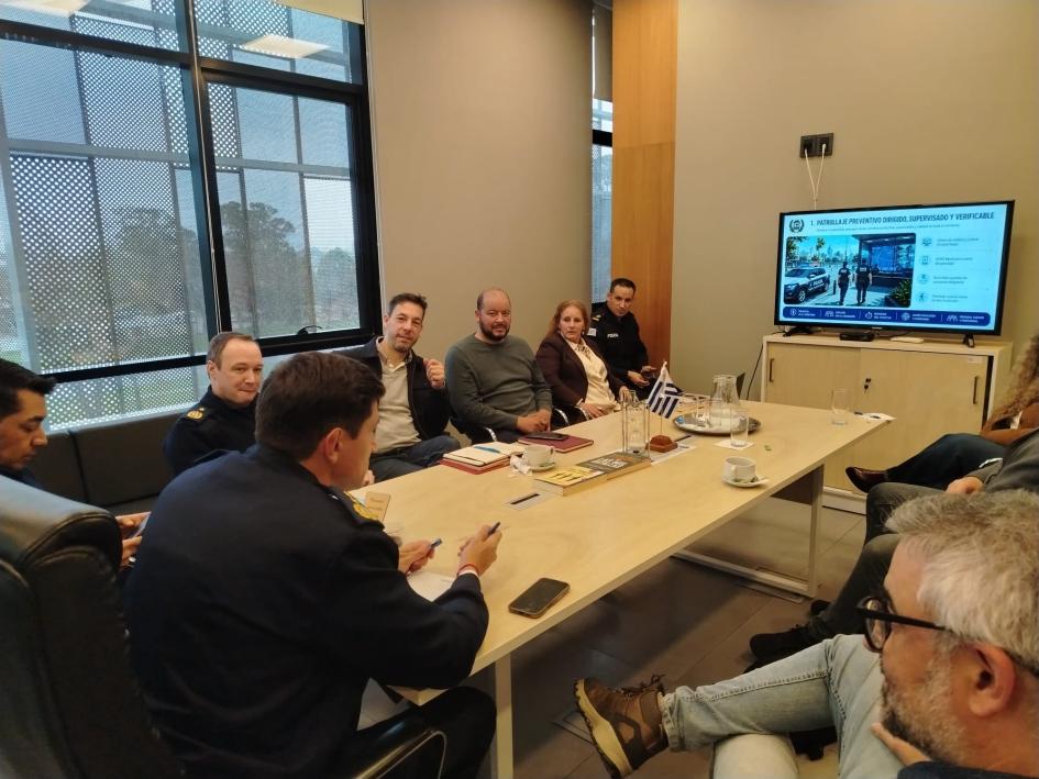 Jefe de Policía de Montevideo en reunión con el sector empresarial Jefe de Policía de Montevideo en reunión con el sector empresarial