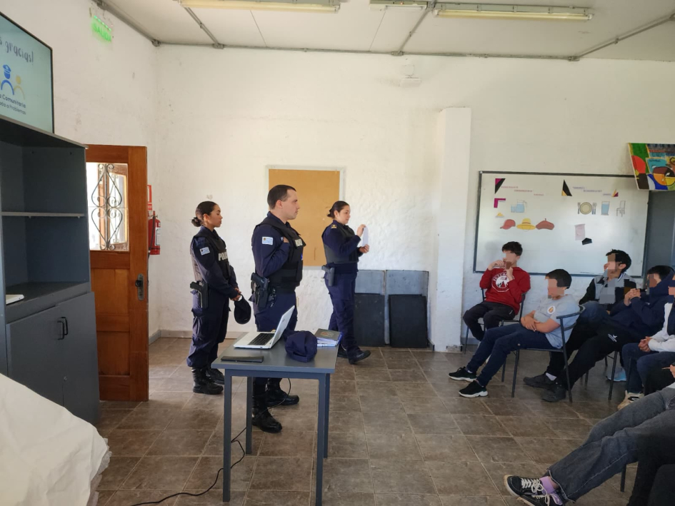 PCOP brindando charla en Escuela Técnica de Fraile Muerto. PCOP brindando charla en Escuela Técnica de Fraile Muerto.