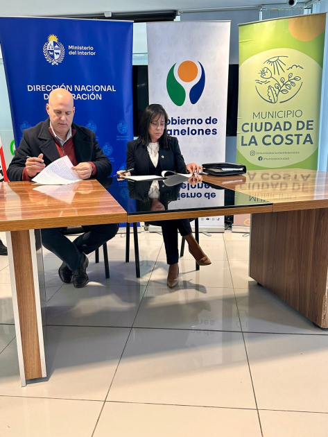 Directora e Intendente firmando comodato.