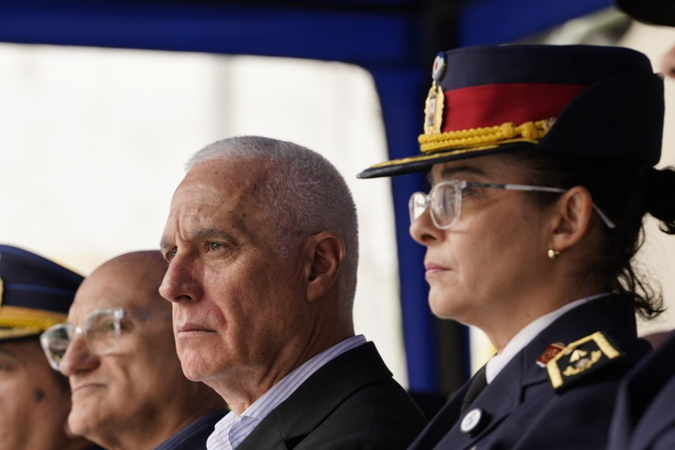 Ministro y Directora de Bomberos Ministro y Directora de Bomberos