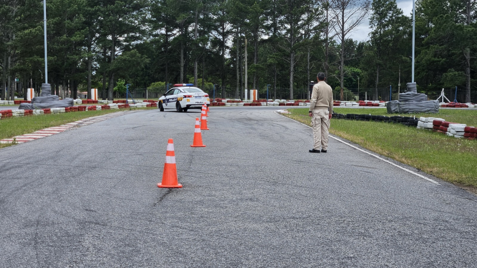 Prueba slalom, para evaluar la capacidad de respuesta, estabilidad lateral y control del vehículo.