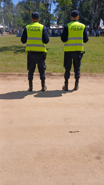 Efectivos Policiales de espalda patrulando en el evento