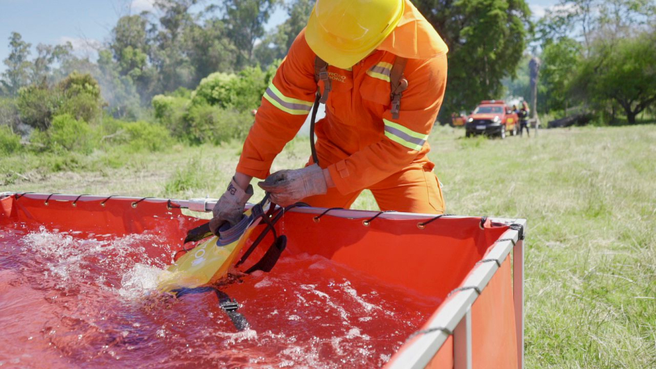 funcionario del ejército cargado con agua la mochila funcionario del ejército cargado con agua la mochila