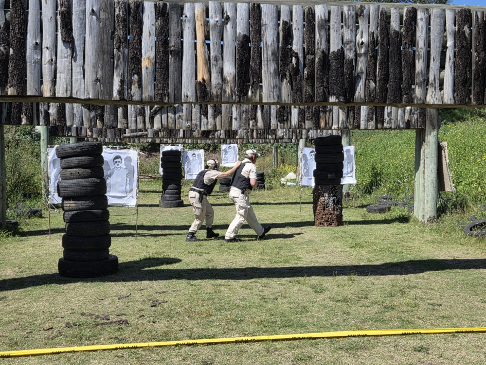 Instrucción en Técnicas de Entrenamiento de Armamento Policial.