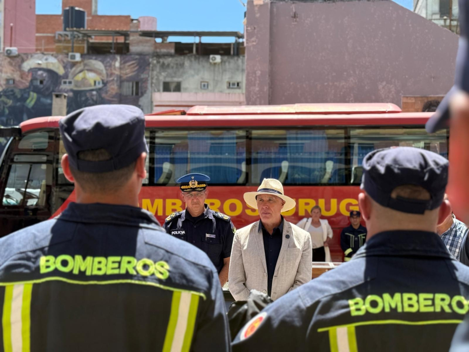 Ministro en acto de entrega de pabellón Ministro en acto de entrega de pabellón