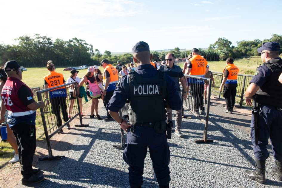 policías durante el operativo en la Fortaleza de Santa Teresa 