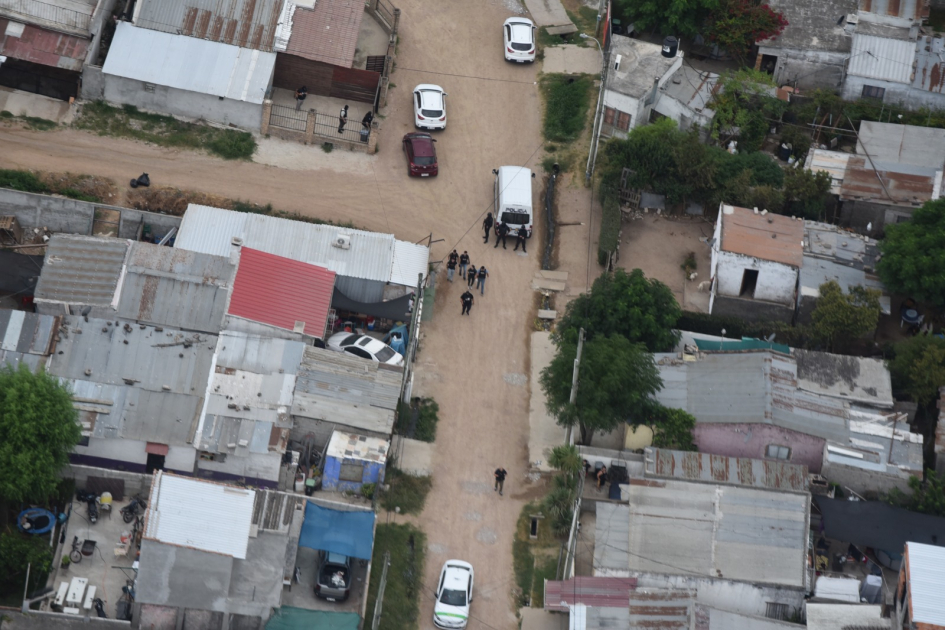 foto aérea del despliegue policial durante los allanamientos foto aérea del despliegue policial durante los allanamientos