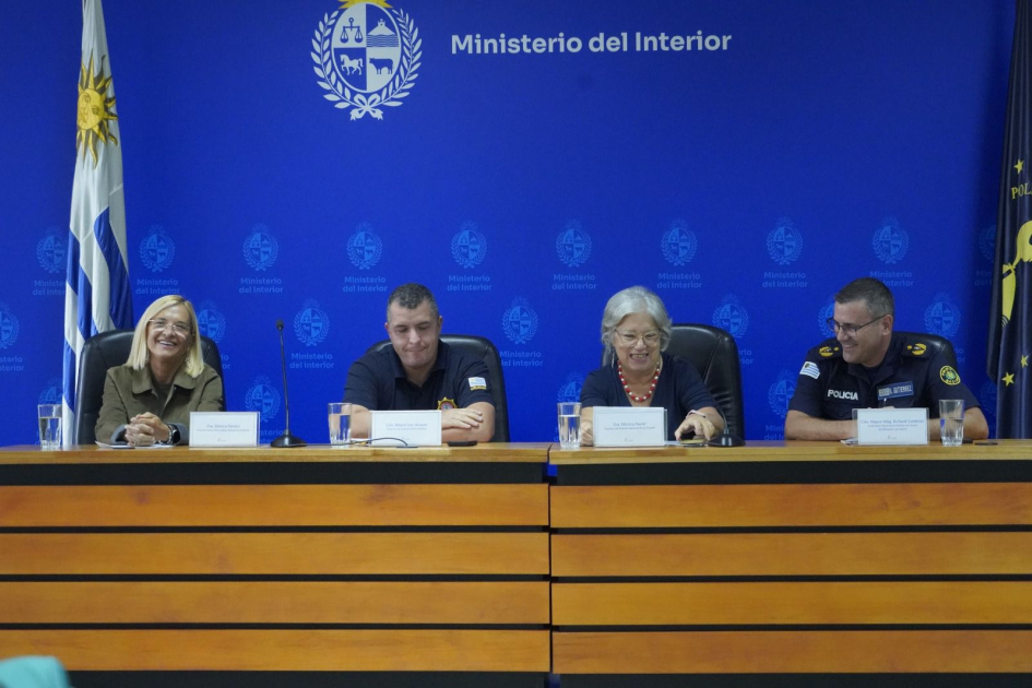 Dra. Esc. Mariella Leles da Silva, Ivor Álvarez, Mónica Xavier, Richard Gutierrez Dra. Esc. Mariella Leles da Silva, Ivor Álvarez, Mónica Xavier, Richard Gutierrez