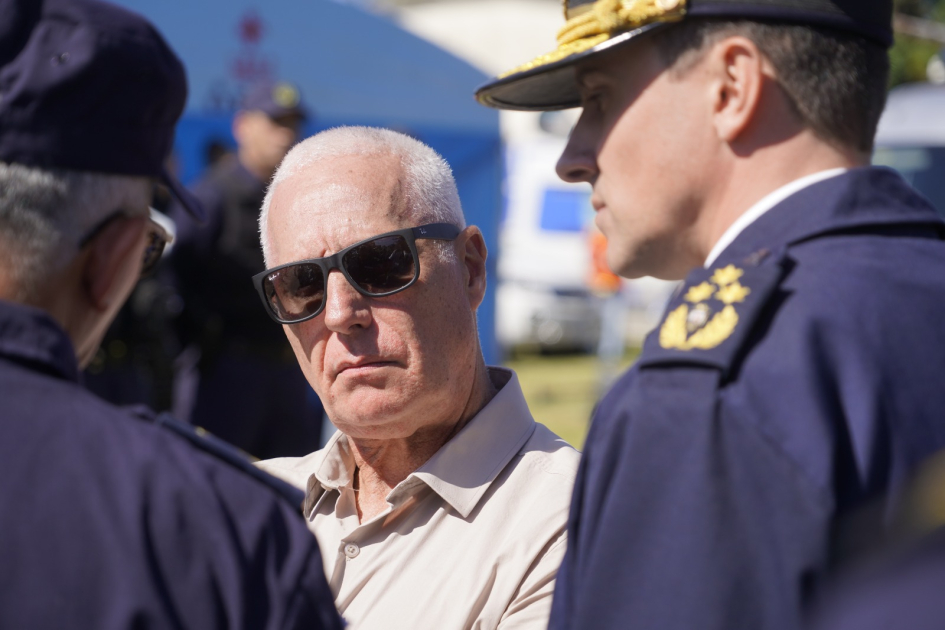 Autoridades conversando