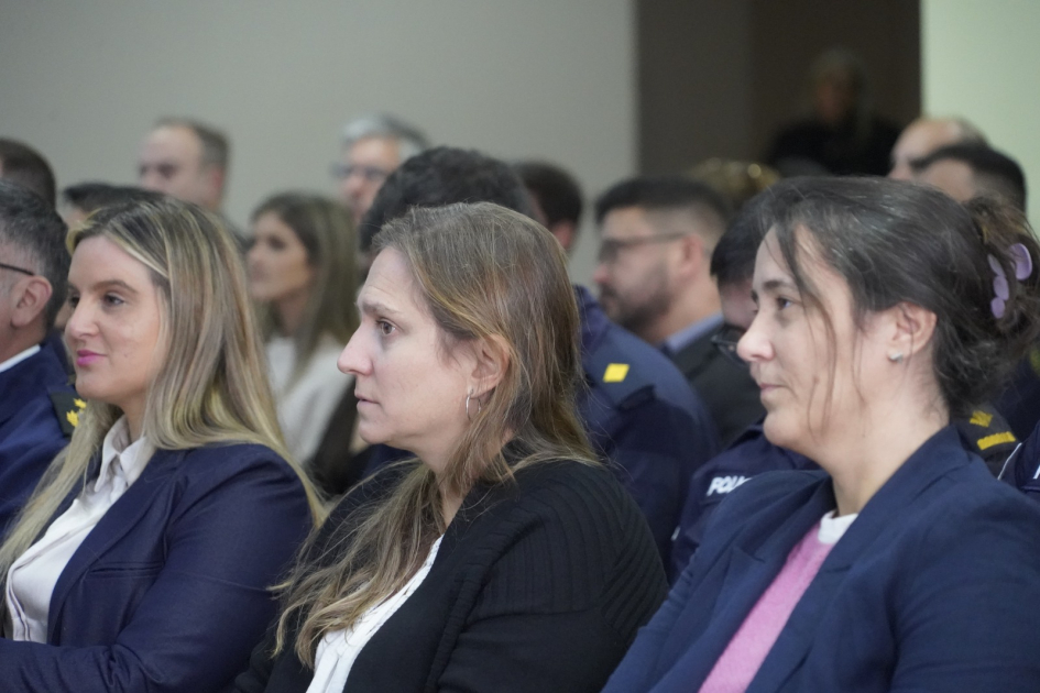 Personas mirando la exposición