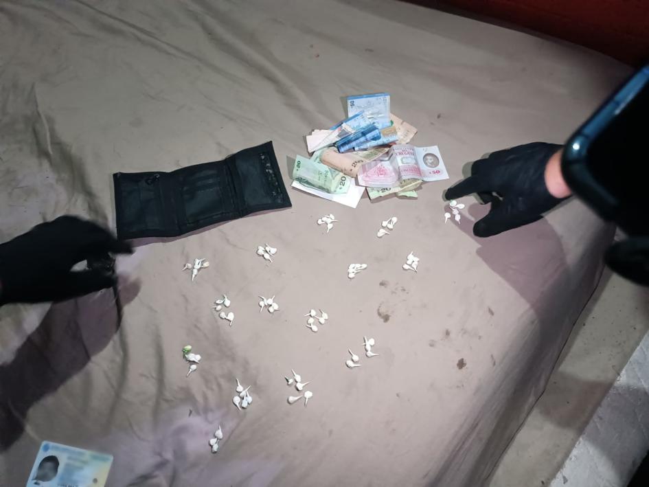 Droga y dinero sobre una cama. Droga y dinero sobre una cama.