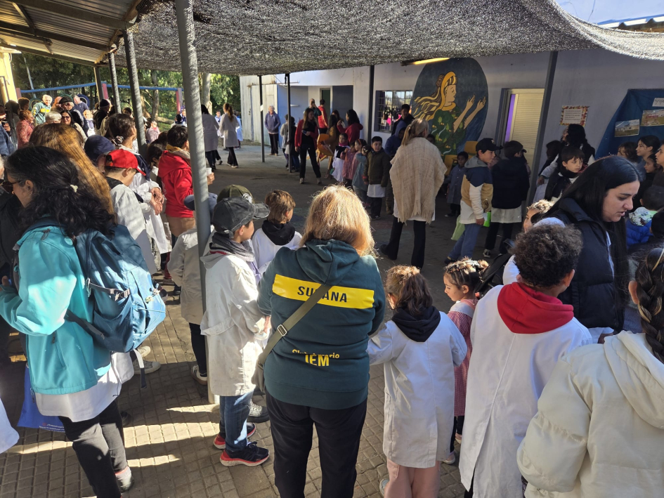 Más de 100 alumnos de escuelas rurales en el patio de la Escuela Nº 16 Más de 100 alumnos de escuelas rurales en el patio de la Escuela Nº 16