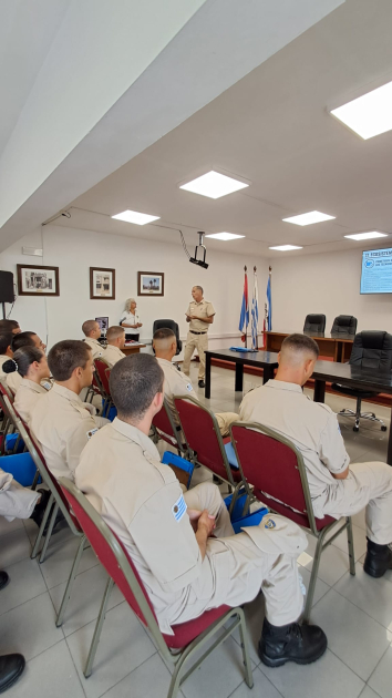 El Cabo Rogelio Acuña y la Cabo (PA) Patricia Coitinho realizando capacitación