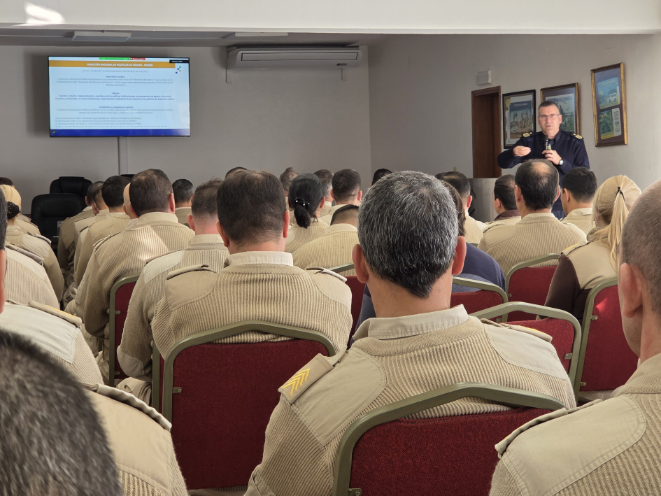 Crio. Mayor Lic. Richard Gutiérrez dictando taller