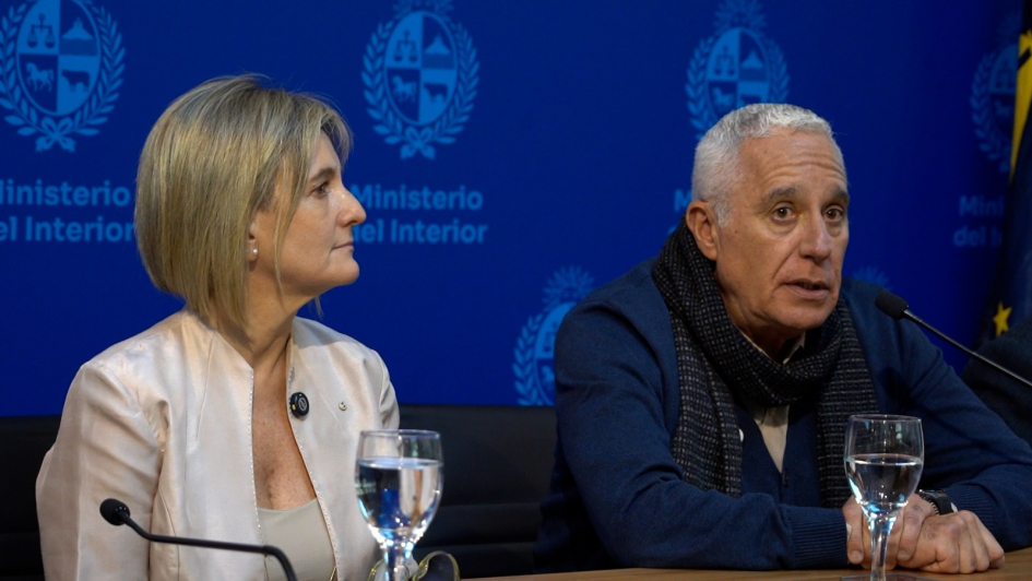Ministro y Subsecretaria Dos personas en mesa