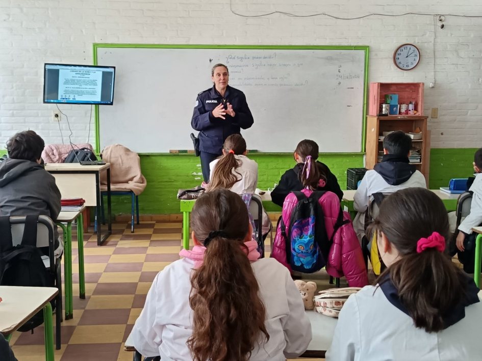 Charla brindada por Policia