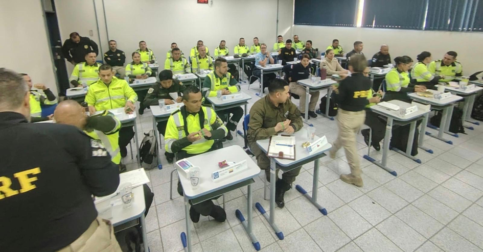 Docentes de Policía Rodoviaria Federal (PRF) de Brasil, dictando curso.