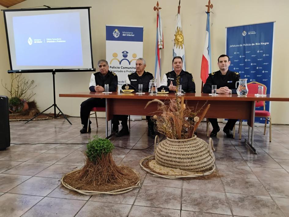 autoriades en la mesa de apertura