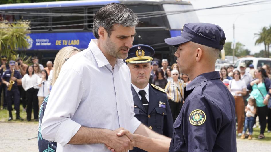 ministro entregando premios