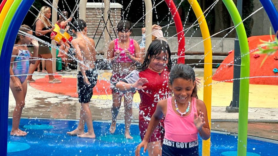 niños en juego acuático niños en juego acuático