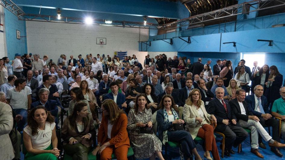 empresarios en la firma del convenio 