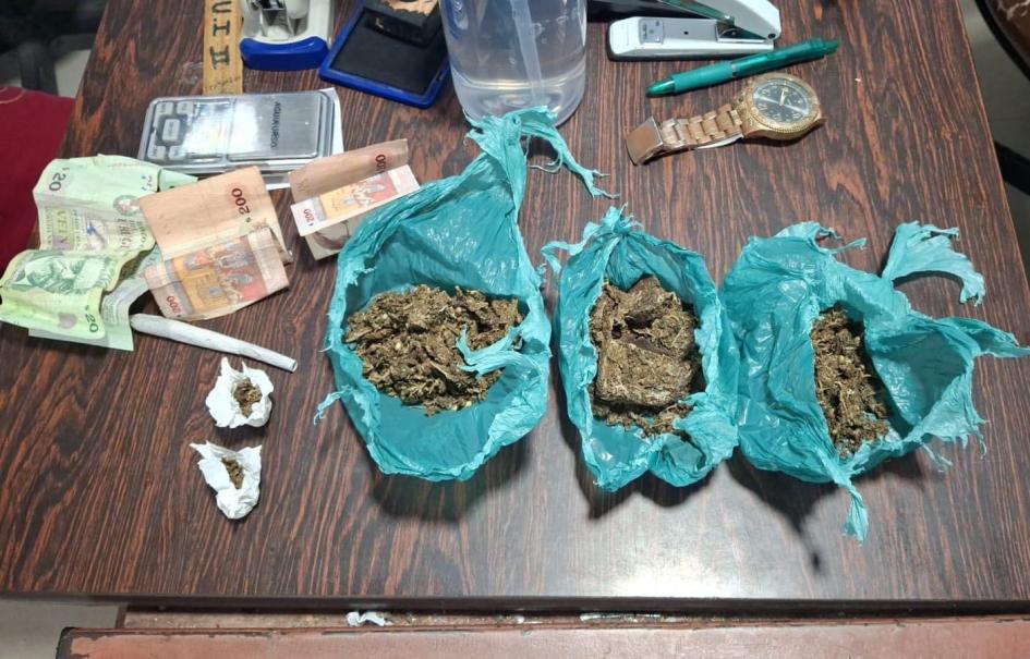 Sustancia y dinero incautada dentro de un morral. Totalizando en 116 gramos de marihuana y $440 Sustancia y dinero incautada dentro de un morral. Totalizando en 116 gramos de marihuana y $440