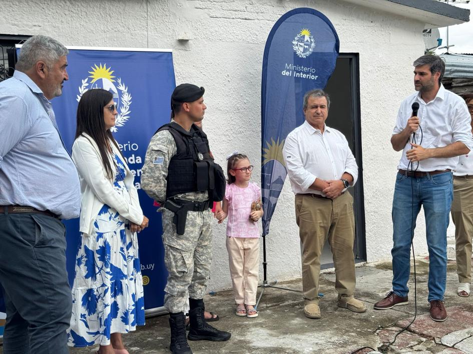 minsitro Martinelli en la entrega de la vivienda