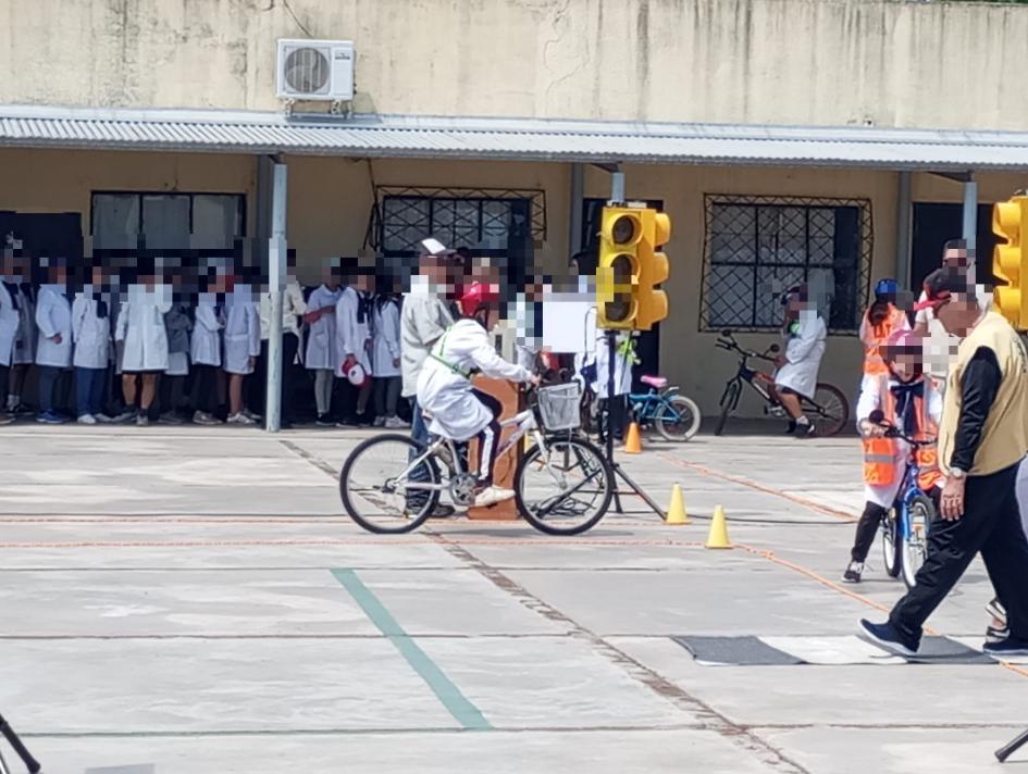 Niña escolar en bicicleta Niña escolar en bicicleta