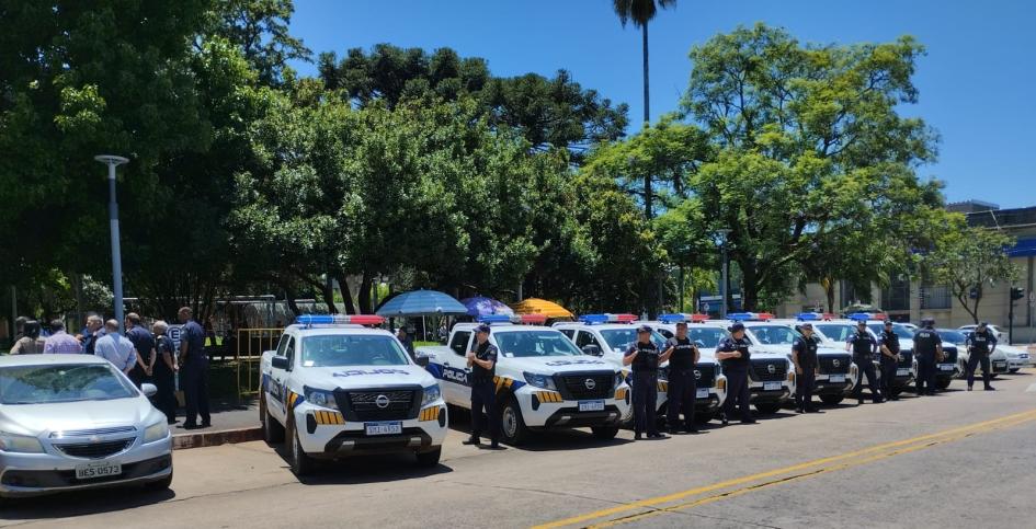 Moviles y policias formados frente a jefatura Moviles y policias formados frente a jefatura