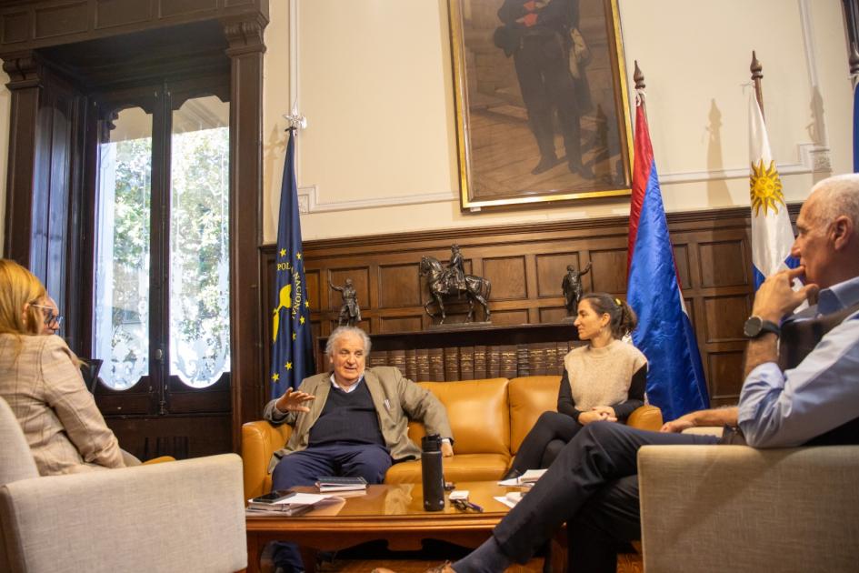 El Ministro del Interior y su equipo se reunieron con el Comisionado Parlamentario El Ministro del Interior y su equipo se reunieron con el Comisionado Parlamentario