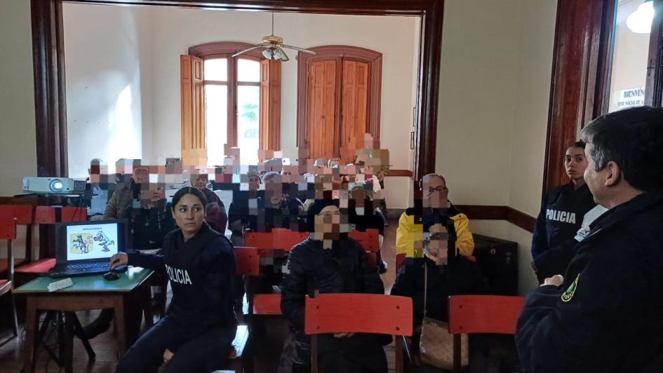Charla con la participacion del Jefe de Policía de Cerro Largo, Comisario General ® Ignacio González Charla con la participacion del Jefe de Policía de Cerro Largo, Comisario General ® Ignacio González