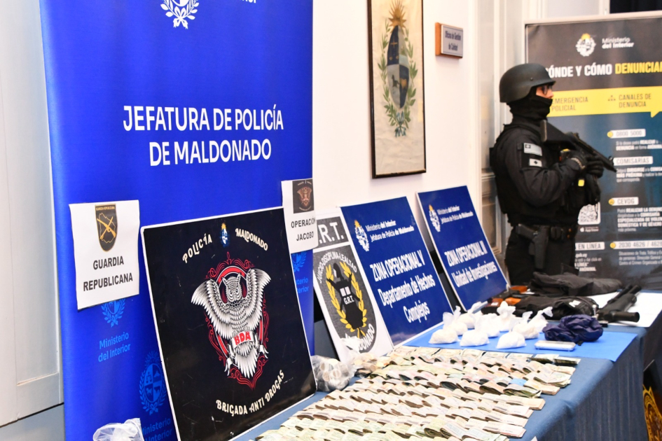 Dinero, armas y sustancia incautada “”