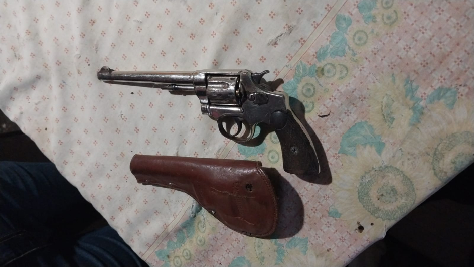 arma incautada. arma incautada.