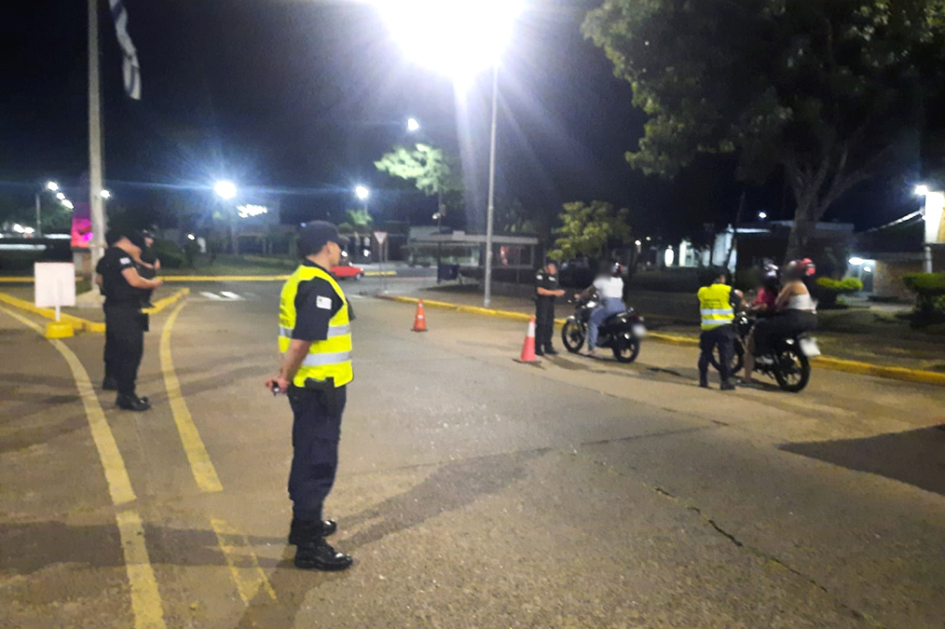 2 motocicletas con ocupantes en control policial en cabecera del Puente de la Concordia