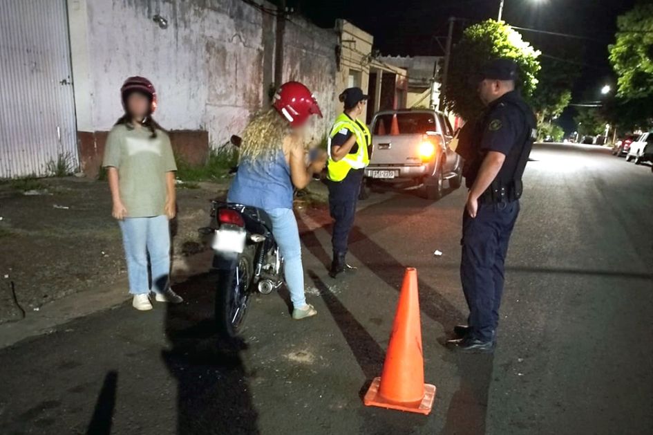 2 motocicletas con ocupantes en control policial
