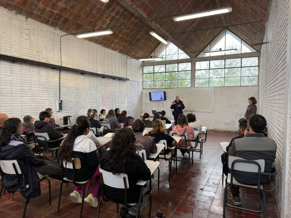 Alumnos de UTU de Pan de Azúcar recibieron charla sobre seguridad ciudadana, riesgos en redes social Alumnos de UTU de Pan de Azúcar recibieron charla sobre seguridad ciudadana, riesgos en redes social
