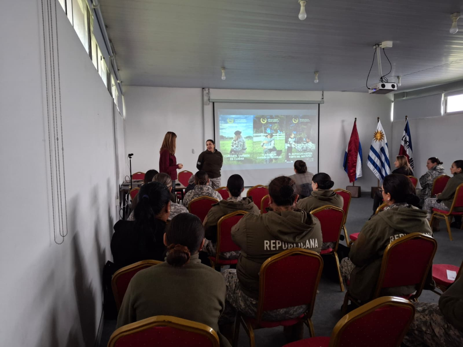 Directora Nacional, Dra. Alicia Torterolo y funcionarias de la DNGR en auditorio