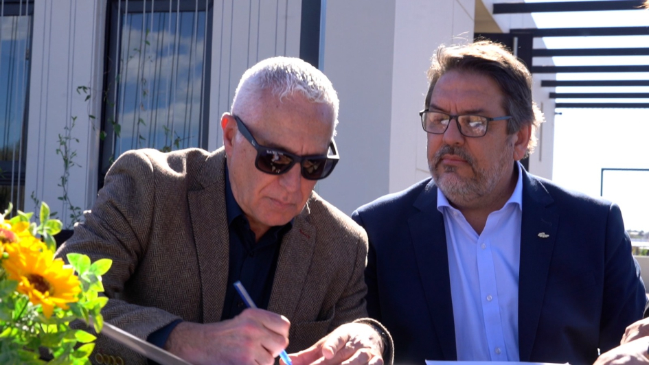 Ministro e Intendente durante la firma del convenio Ministro e Intendente durante la firma del convenio