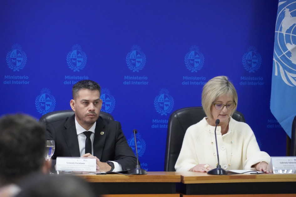 Un hombre un una mujer tras una mesa