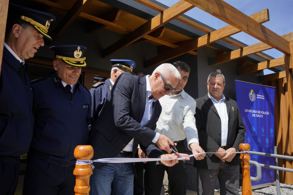 Ministro cortando la cinta en la inauguración de la seccional 7° Ministro cortando la cinta en la inauguración de la seccional 7°