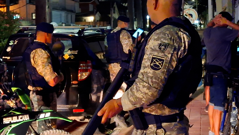 Personal policial de la Guardia Republicana haciendo inspección