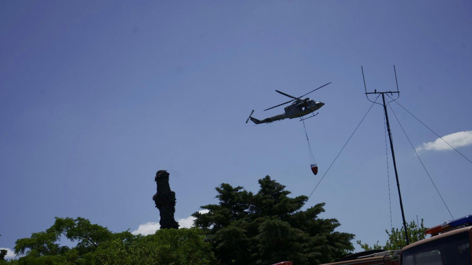 helicóptero sobrevolando el incendio helicóptero sobrevolando el incendio