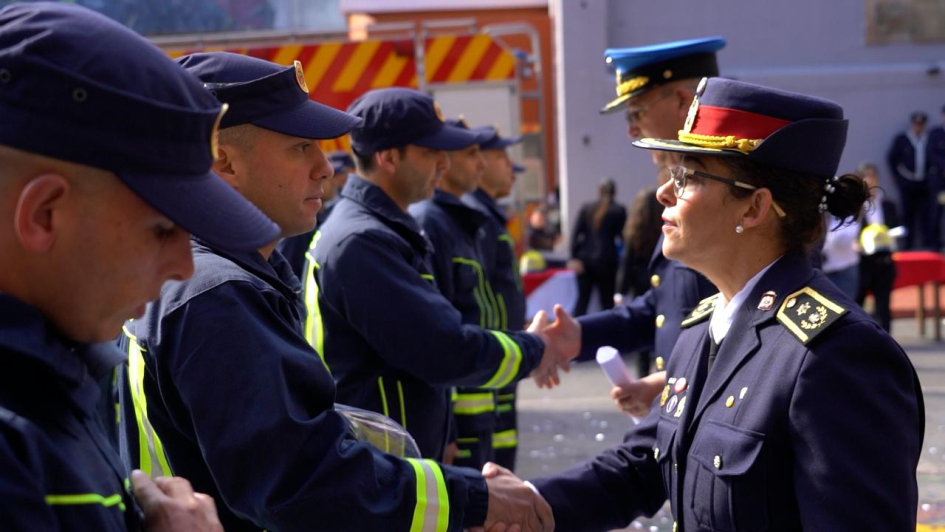 Egresan 134 bomberos en una emotiva ceremonia marcada por el recuerdo y el deber