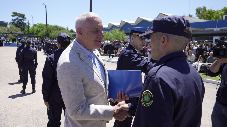 MInistro haciendo entrega de certificados 