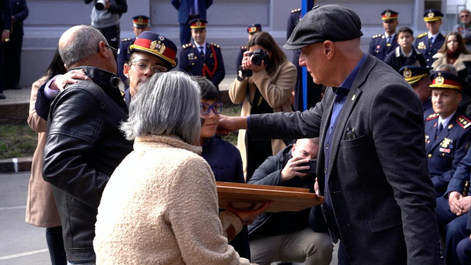Egresan 134 bomberos en una emotiva ceremonia marcada por el recuerdo y el deber