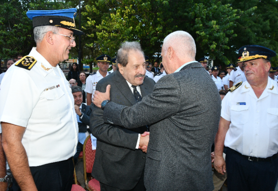 ministro del interior saludando al ex jefe de Policía de Maldonado ministro del interior saludando al ex jefe de policia