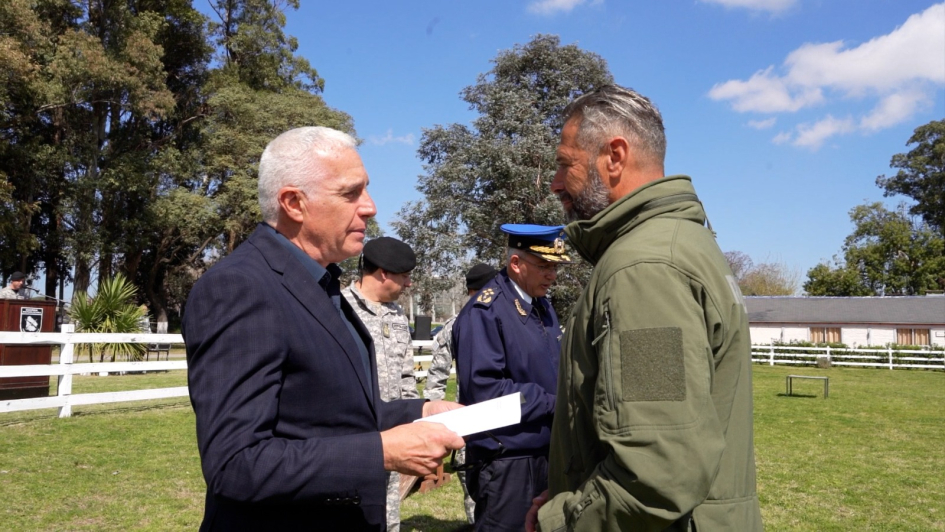 Autoridades entregan reconocimiento a policías Autoridades entregan reconocimiento a policías