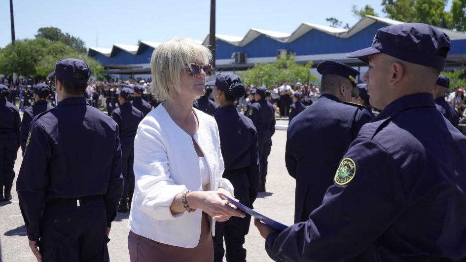 Subsecretaria haciendo entrega de certificados 