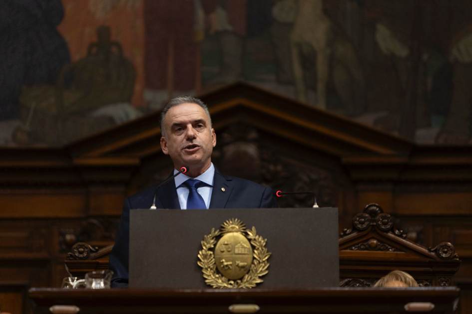 Orsi en su discurso ante el Parlamento