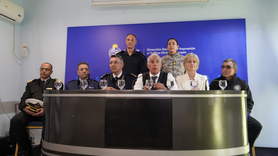 Incautan un cargamento de 2 toneladas de cocaína Incautan un cargamento de 2 toneladas de cocaína